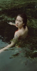 湖中丽影，肩带红裙女孩湖中清透唯美私密写真摄影图片
