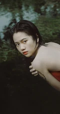 湖中丽影，肩带红裙女孩湖中清透唯美私密写真摄影图片