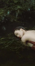 湖中丽影，肩带红裙女孩湖中清透唯美私密写真摄影图片