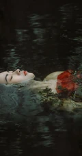 湖中丽影，肩带红裙女孩湖中清透唯美私密写真摄影图片