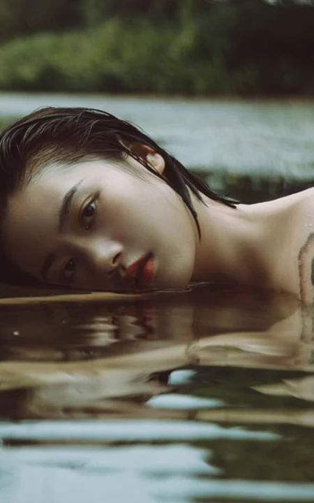 湖中丽影，肩带红裙女孩湖中清透唯美私密写真摄影图片