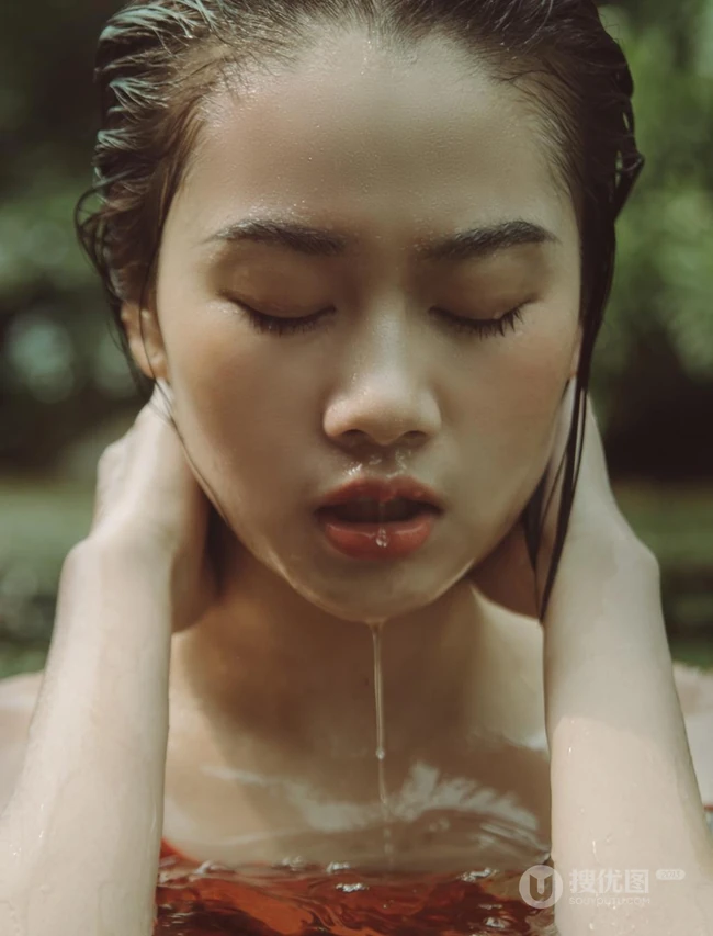 湖中丽影，肩带红裙女孩湖中清透唯美私密写真摄影图片