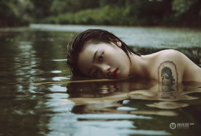 湖中丽影，肩带红裙女孩湖中清透唯美私密写真摄影图片