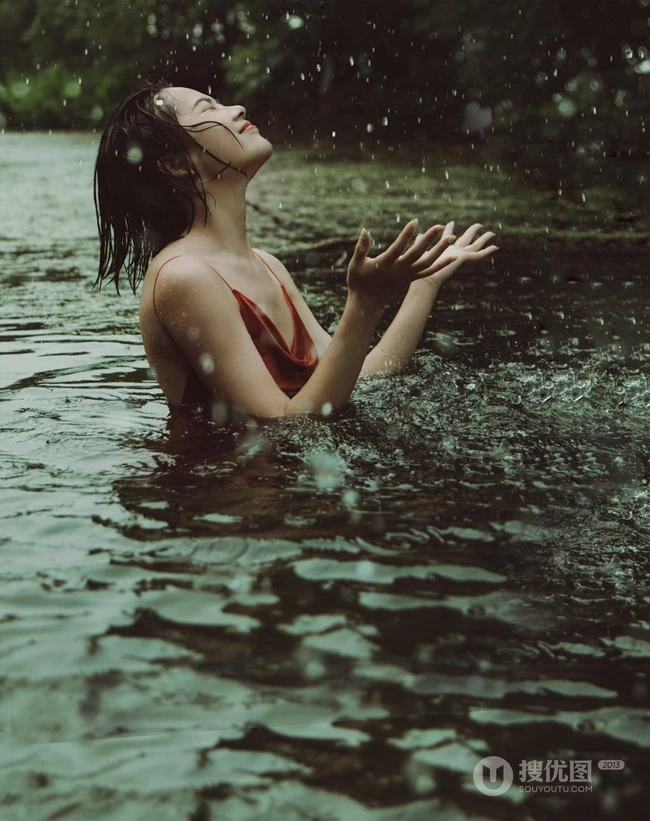 湖中丽影，肩带红裙女孩湖中清透唯美私密写真摄影图片