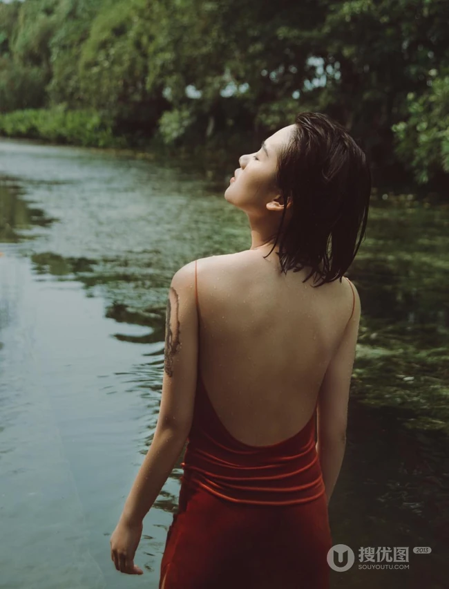 湖中丽影，肩带红裙女孩湖中清透唯美私密写真摄影图片