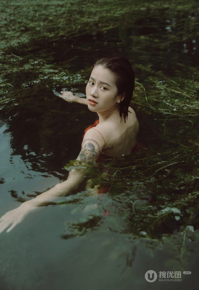 湖中丽影，肩带红裙女孩湖中清透唯美私密写真摄影图片
