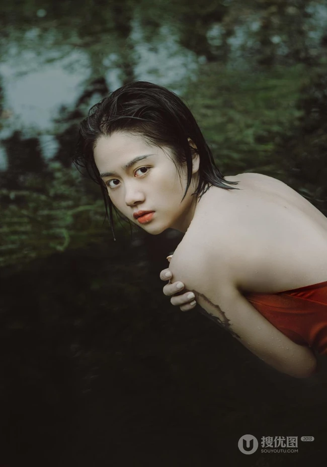 湖中丽影，肩带红裙女孩湖中清透唯美私密写真摄影图片
