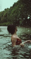 湖中丽影，肩带红裙女孩湖中清透唯美私密写真摄影图片