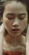 湖中丽影，肩带红裙女孩湖中清透唯美私密写真摄影图片