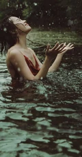 湖中丽影，肩带红裙女孩湖中清透唯美私密写真摄影图片