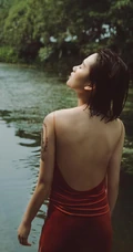 湖中丽影，肩带红裙女孩湖中清透唯美私密写真摄影图片