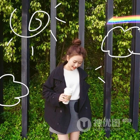 抱着海豚公仔的丸子头发型可爱小姐姐头像图片推荐
