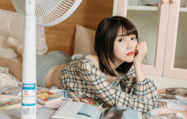 齐肩短发苗条爱笑女生气质肩带家居服热裤短裤私密写真图片集