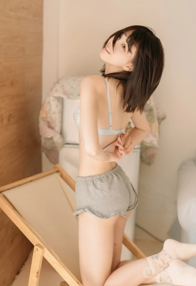 齐肩短发苗条爱笑女生气质肩带家居服热裤短裤私密写真图片集