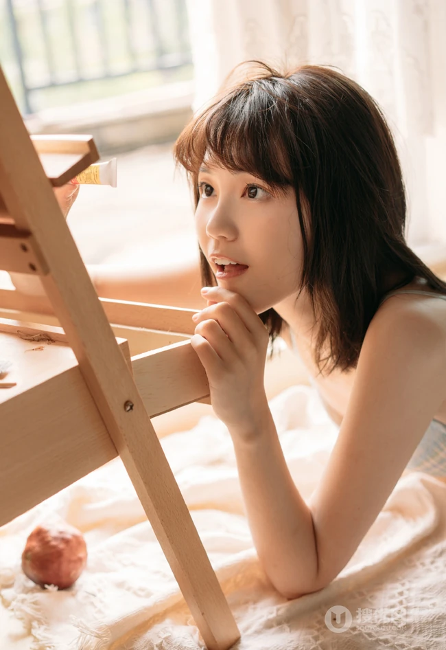 齐肩短发苗条爱笑女生气质肩带家居服热裤短裤私密写真图片集