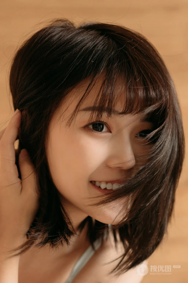 齐肩短发苗条爱笑女生气质肩带家居服热裤短裤私密写真图片集