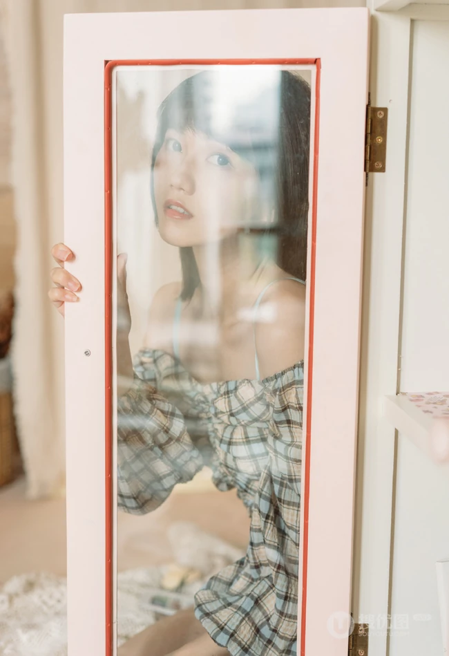 齐肩短发苗条爱笑女生气质肩带家居服热裤短裤私密写真图片集