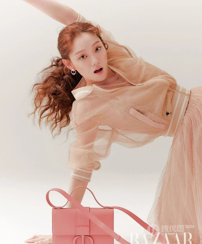 韩国女演员、模特李圣经《BAZAAR》五月刊画报清新美照