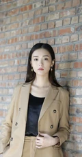 孙嘉琪清爽气质职业装西装长裤写真图片