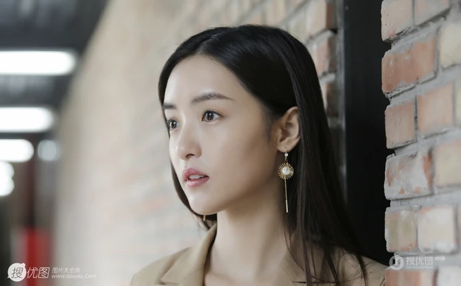 孙嘉琪清爽气质职业装西装长裤写真图片
