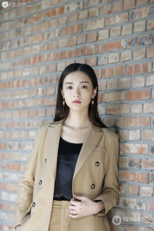 孙嘉琪清爽气质职业装西装长裤写真图片
