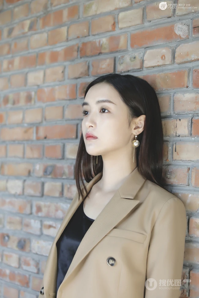 孙嘉琪清爽气质职业装西装长裤写真图片