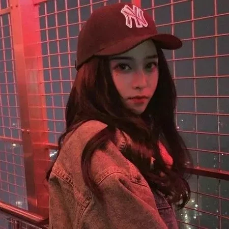 抖音热门的戴帽子的女生酷头像图片