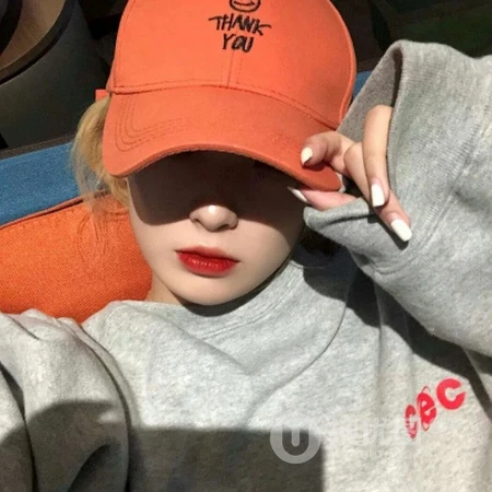 抖音热门的戴帽子的女生酷头像图片