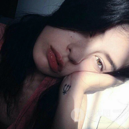 欧美霸气高冷女生模特摄影裁剪微信头像