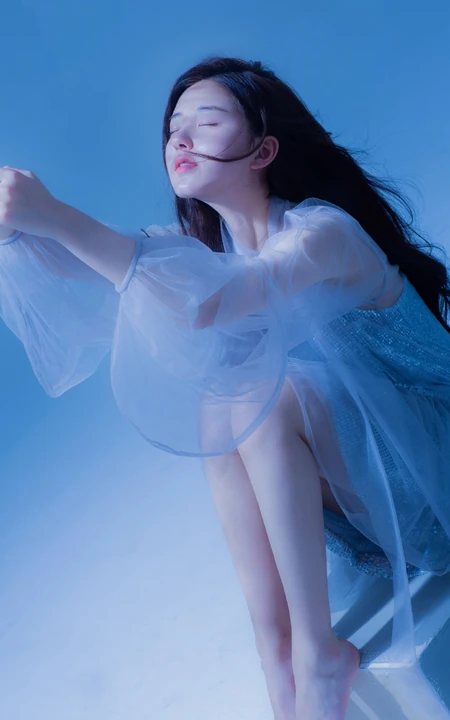 赵露思气质时尚蓝色主题纱裙唯美梦幻写真图片