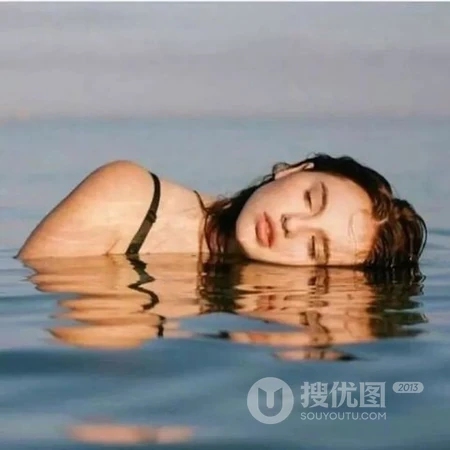 个性酷酷的欧美女生，气质露背的欧女生生头像图片