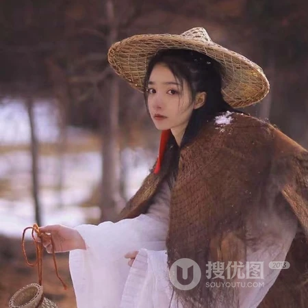 抖音热门古风黑衣的官家古代小姐与戴斗笠蓑衣的农家千金头像图片