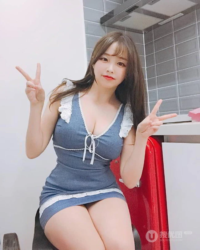 肉肉身材韩国修身女生播主Coco气质吸睛写真，生活照图片图集