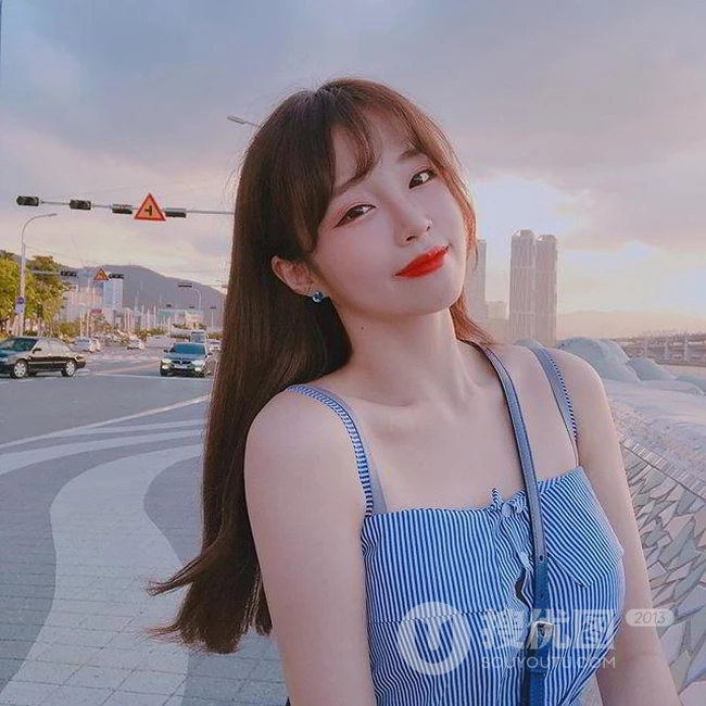 肉肉身材韩国修身女生播主Coco气质吸睛写真，生活照图片图集