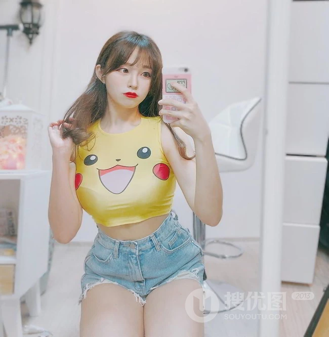 肉肉身材韩国修身女生播主Coco气质吸睛写真，生活照图片图集