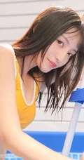 浅粉泳池女生小妹气质紧身暖黄泳装戏水清透116女生写真