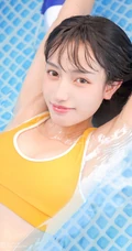 浅粉泳池女生小妹气质紧身暖黄泳装戏水清透116女生写真