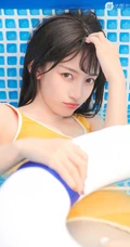 浅粉泳池女生小妹气质紧身暖黄泳装戏水清透116女生写真
