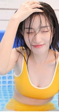 浅粉泳池女生小妹气质紧身暖黄泳装戏水清透116女生写真