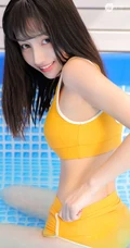 浅粉泳池女生小妹气质紧身暖黄泳装戏水清透116女生写真