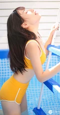 浅粉泳池女生小妹气质紧身暖黄泳装戏水清透116女生写真