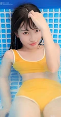 浅粉泳池女生小妹气质紧身暖黄泳装戏水清透116女生写真