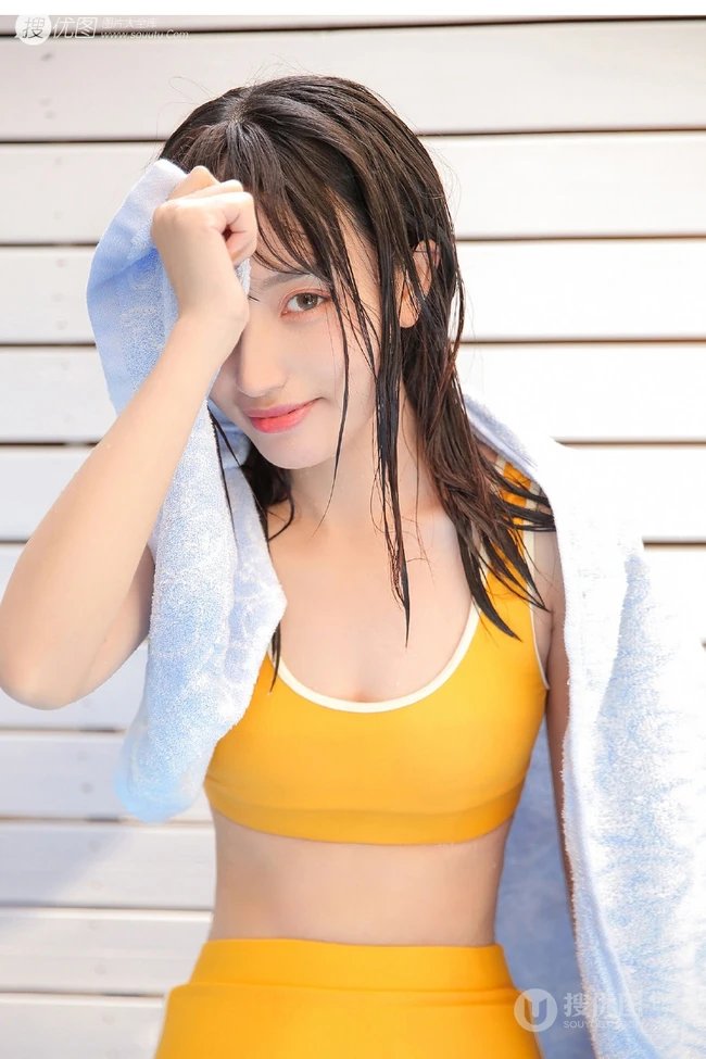 浅粉泳池女生小妹气质紧身暖黄泳装戏水清透116女生写真