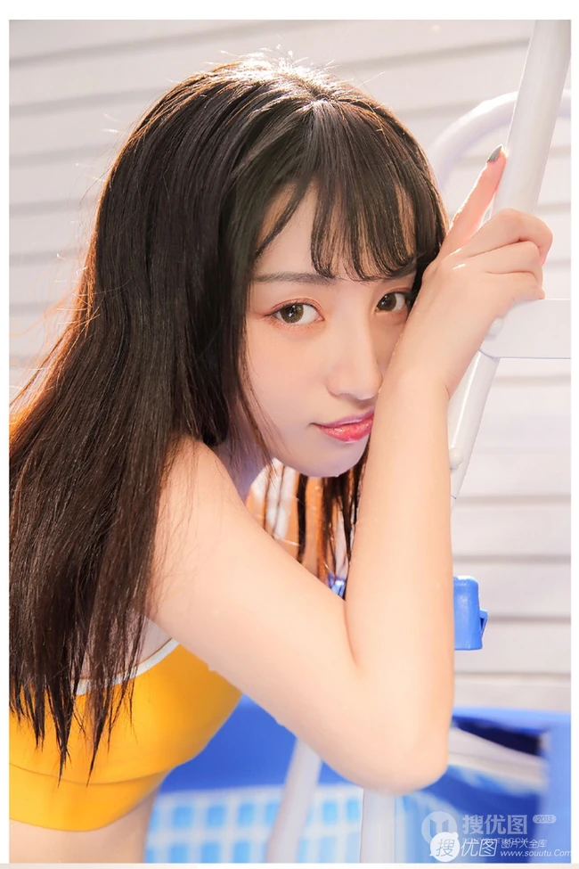 浅粉泳池女生小妹气质紧身暖黄泳装戏水清透116女生写真