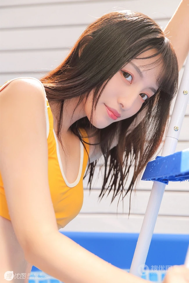 浅粉泳池女生小妹气质紧身暖黄泳装戏水清透116女生写真