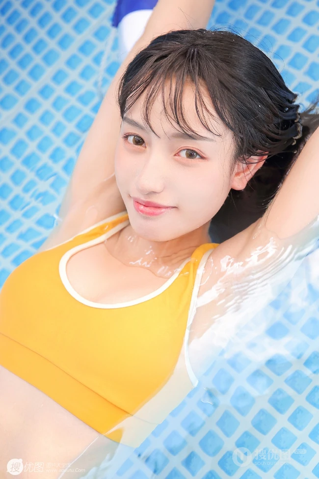浅粉泳池女生小妹气质紧身暖黄泳装戏水清透116女生写真