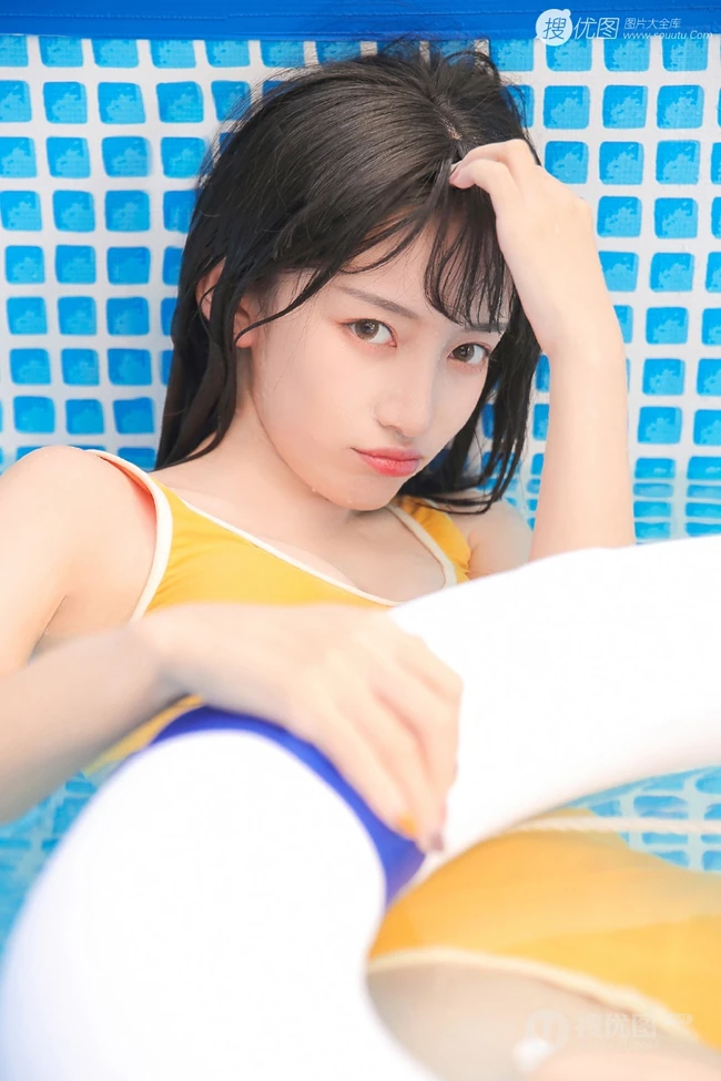 浅粉泳池女生小妹气质紧身暖黄泳装戏水清透116女生写真