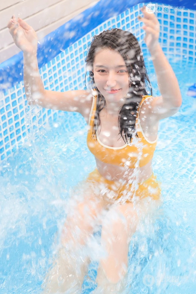 浅粉泳池女生小妹气质紧身暖黄泳装戏水清透116女生写真