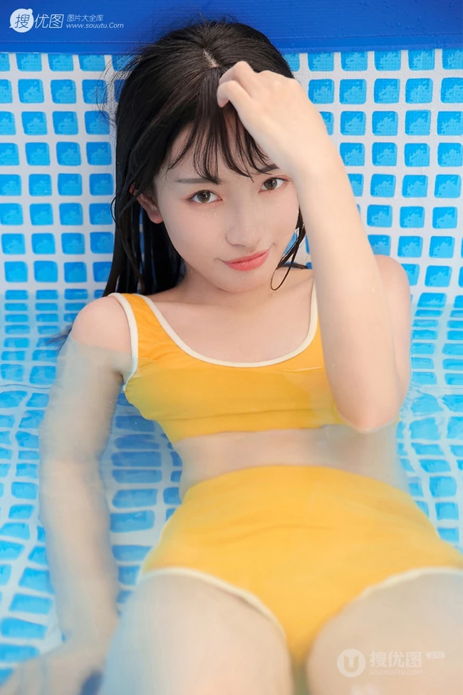 浅粉泳池女生小妹气质紧身暖黄泳装戏水清透116女生写真