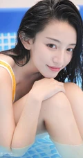 浅粉泳池女生小妹气质紧身暖黄泳装戏水清透116女生写真